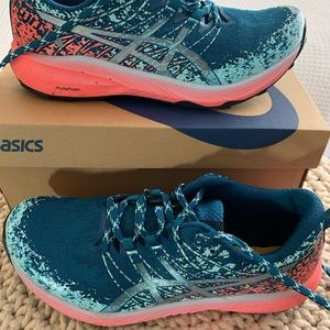 Women’s ASICS Fuji Lite 2 Running Sneakers Size 7.5